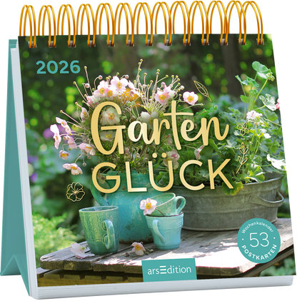 Das Cover zeigt eine grüne Gartenlandschaft mit bunten Blumen und Pflanzen in Töpfen. Zentral steht der Titel „Garten GLÜCK“ in einer verspielten, goldenen Schrift. Oben rechts ist das Jahr „2026“ in hellblauer Schrift platziert. Zwei türkisfarbene Tassen sind neben einem blühenden Arrangement sichtbar. Unten rechts befindet sich ein Hinweis auf „53 Postkarten“. Ganz unten mittig steht der Logoschriftzug von arsEdition.