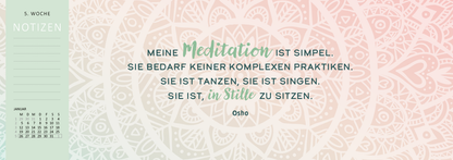 Gezeigt wird eine Innen- oder Zusatzansicht von „Tischkalender Einatmen. Ausatmen. Lächeln. 2026“. Die Ansicht präsentiert eine sanfte Farbverlauf-Hintergrundgestaltung in Pastelltönen, die von einem hellen Mintgrün bis zu einem zarten Rosé reicht. In der Mitte des Designs befindet sich ein inspirierendes Zitat in einer Kombination aus klarer Serifenschrift und handschriftlicher Typografie, das die Worte „Meditation“ und „Stille“ in einem ansprechenden Grün hervorhebt. Links...