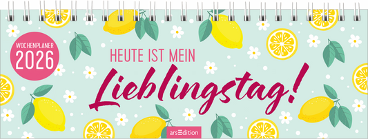 Das Cover zeigt auf einem hellblauen Hintergrund fröhliche, gelbe Zitronen und grüne Blätter, die durch weiße Blumen ergänzt werden. Der Titel „HEUTE IST MEIN Lieblingstag!“ ist in großer, verspielter, roter Schrift mittig platziert. Oben links befindet sich ein roter Button mit dem Text „WOCHENPLANER 2026“. Ganz unten mittig steht der Logoschriftzug von arsEdition.