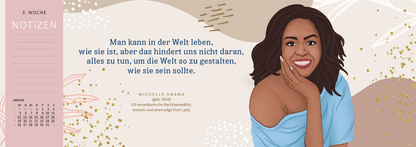 Gezeigt wird eine Innen- oder Zusatzansicht von „Tischkalender Kluge Frauen, die die Welt und uns inspirieren 2026“. Der Hintergrund zeigt sanfte, abstrakte Farbverläufe in Pastelltönen. Links steht die Woche und Notizen in großer, klarer Schrift. Rechts befindet sich ein Zitat von Michelle Obama, umrahmt von einer lebendigen Illustration von ihr. Die Typografie ist modern und gut lesbar, während feminine Akzente durch goldene Designelemente verstärkt werden.
