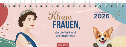 Das Buchcover zeigt eine stilisierte Illustration einer Frau mit einer Krone, die auf der linken Seite platziert ist. Sie hat ein elegantes Abendkleid an und blickt freundlich. Die Hintergrundfarbe ist sanft rosa mit blauen und grünen Akzenten sowie floralen Mustern. Der Titel „Kluge FRAUEN,“ ist in großer, auffälliger Schrift in Gold und Blau gestaltet und steht über dem Untertitel „die die Welt und uns inspirieren“. Oben rechts sind die Jahreszahlen „2026“ und das Wort...