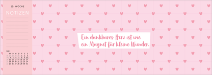 Gezeigt wird eine Innen- oder Zusatzansicht von „Tischkalender Glücksmomente 2026“. Die Ansicht zeigt einen sanften, rosa Hintergrund mit zahlreichen kleinen, rosa Herzen, die gleichmäßig verteilt sind. Im Zentrum steht der Spruch „Ein dankbares Herz ist wie ein Magnet für kleine Wunder.“ in einer verspielten, weißen Schriftart. Links befindet sich eine Spalte für Notizen und die Kalenderwoche ist in einem schlichten Layout dargestellt, das die Benutzerfreundlichkeit unterstützt.