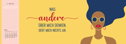 Gezeigt wird eine Innen- oder Zusatzansicht von „Tischkalender Darf ich Ihnen das Tschüss anbieten? 2026“. Die Illustration zeigt eine stilisierte Frau mit blauen Haaren und Sonnenbrille auf einem leuchtend gelben Hintergrund. In geschwungener roter Schrift ist der Satz „Was andere über mich denken, geht mich nichts an“ platziert. Links befindet sich eine Spalte mit dem Titel „NOTIZEN“ in kräftiger Graufarbe sowie eine Monatsübersicht mit Kalendertagen. Die Typografie ist modern...