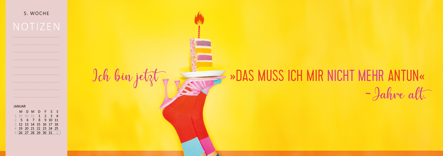 Gezeigt wird eine Innen- oder Zusatzansicht von „Tischkalender Darf ich Ihnen das Tschüss anbieten? 2026“. Die Darstellung ist in lebendigen Gelbtönen gehalten und zeigt eine kreative Illustration eines Stücks Kuchens auf einem Teller, das auf einem hohen Fuß balanciert. Der Schriftzug „Ich bin jetzt“ ist in geschwungener, lila Schriftfarbe platziert, während das Zitat „DAS MUSS ICH MIR NICHT MEHR ANTUN“ in kräftigem Pink hervorgehoben ist. Die Typografie ist verspielt und...