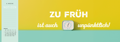 Gezeigt wird eine Innen- oder Zusatzansicht von „Tischkalender Darf ich Ihnen das Tschüss anbieten? 2026“. Die farbenfrohe Gestaltung umfasst einen gelben und mintgrünen Hintergrund. In der Mitte steht ein weckerähnliches Zifferblatt, umrahmt von einem weißen Rand. Der Slogan „ZU FRÜH ist auch unpünktlich!“ ist in einer großen, verspielten Schriftart in Weiß gehalten, wobei „ZU FRÜH“ fett hervorgehoben ist. Links befindet sich ein vertikaler Notizenbereich mit klarer...