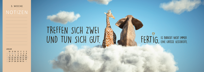 Gezeigt wird eine Innen- oder Zusatzansicht von „Tischkalender Ab hier bitte lächeln ... 2026“. Die Abbildung stellt eine freundliche Szene mit einer Giraffe und einem Elefanten dar, die auf einer Wolke sitzen. Die Hintergrundfarbe ist ein sanftes Himmelblau, das mit weißen, plüschigen Wolken kontrastiert. Die Typografie ist verspielt und in einer Mischung aus Schwarz und Braun gehalten, mit den Zitaten „TREFFEN SICH ZWEI UND TUN SICH GUT.“ und „FERTIG. ES BRAUCHT NICHT IMMER EINE...