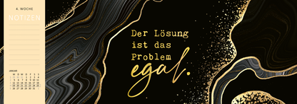 Gezeigt wird eine Innen- oder Zusatzansicht von „Tischkalender Ab hier bitte lächeln ... 2026“. Die Ansicht präsentiert einen eleganten, schwarzen Hintergrund mit geschwungenen, goldenen Marmorierungen. In der Mitte steht in geschwungener, goldfarbener Schrift der Satz „Der Lösung ist das Problem egal.“. Oben links befindet sich eine Notizspalte mit der Beschriftung „NOTIZEN“ sowie der Hinweis „4. WOCHE“. Der Kalender strahlt eine moderne und stilvolle Atmosphäre aus.