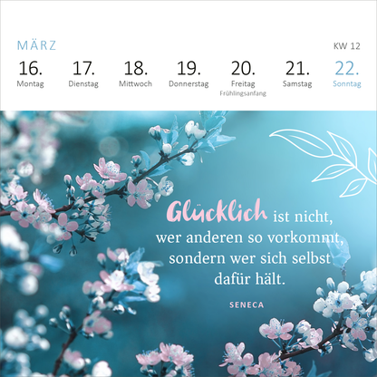 Gezeigt wird eine Innen- oder Zusatzansicht von „Mini-Wochenkalender Ein Jahr voll Glück 2026“. Die Ansicht zeigt die Wochenübersicht mit dem Monat März. In sanften Blau- und Rosatönen sind zarte Blütenzweige abgebildet. Der zentrale Spruch von Seneca, in einer harmonischen, geschwungenen Schrift, lautet: „Glücklich ist nicht, wer anderen so vorkommt, sondern wer sich selbst dafür hält.“ Die Wochentage sind klar strukturiert, der Kalender vermittelt eine frühlingshafte,...