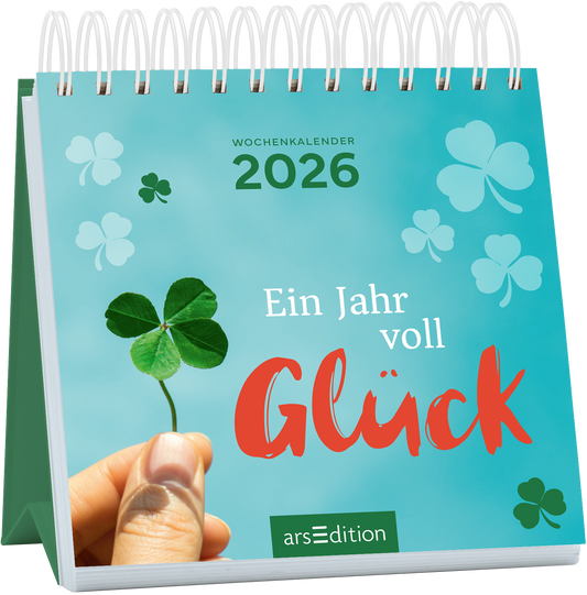 Das Cover zeigt einen sanften Himmelblau-Hintergrund, auf dem ein Hand mit einem vierblättrigen Kleeblatt zu sehen ist. Der Titel „Ein Jahr voll Glück“ erscheint in lebhaftem Rot und hebt sich klar ab, während die Schrift des Untertitels „Wochenkalender 2026“ in einem dunkleren Grün gehalten ist. Dekorative, kleinere Kleeblätter in verschiedenen Nuancen lichten das Layout auf und schaffen eine fröhliche Atmosphäre. Ganz unten mittig steht der Logoschriftzug von arsEdition.