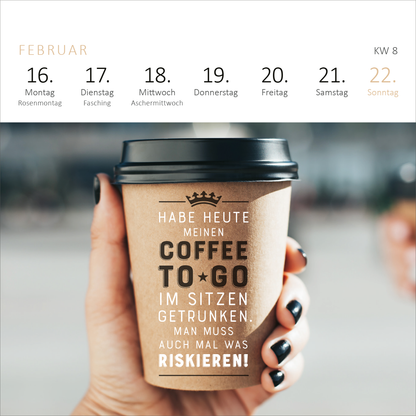 Gezeigt wird eine Innen- oder Zusatzansicht von „Mini-Wochenkalender Ganz schön viel Meinung für so wenig Ahnung! 2026“. Die Ansicht zeigt eine Tasse Kaffee „to go“, die von einer Hand gehalten wird. Auf der Tasse steht der Text: „HABE HEUTE MEINEN COFFEE TO GO IM SITZEN GETRUNKEN. MAN MUSS AUCH MAL WAS RISIKIEREN!“ in einer Mischung aus großen und kleinen Buchstaben, wobei „COFFEE“ hervorgehoben ist. Der Hintergrund ist unscharf gehalten, wodurch die Tasse im Vordergrund...
