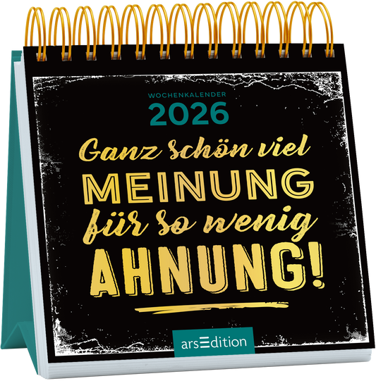 Auf dem Buchcover des Wochenkalenders 2026 dominieren kräftige Farben und eine ansprechende Typografie. Der Hintergrund ist schwarz und hebt den Titel „Ganz schön viel MEINUNG für so wenig AHNUNG!“ in leuchtendem Gelb hervor, wobei die Schrift eine dynamische Anmutung vermittelt. Oben steht in kleinerer Schrift „WOCHENKALENDER 2026“. Ein Highlight im Design ist der goldene Spiralbindungsrand. Ganz unten mittig steht der Logoschriftzug von arsEdition.