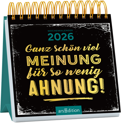 Auf dem Buchcover des Wochenkalenders 2026 dominieren kräftige Farben und eine ansprechende Typografie. Der Hintergrund ist schwarz und hebt den Titel „Ganz schön viel MEINUNG für so wenig AHNUNG!“ in leuchtendem Gelb hervor, wobei die Schrift eine dynamische Anmutung vermittelt. Oben steht in kleinerer Schrift „WOCHENKALENDER 2026“. Ein Highlight im Design ist der goldene Spiralbindungsrand. Ganz unten mittig steht der Logoschriftzug von arsEdition.