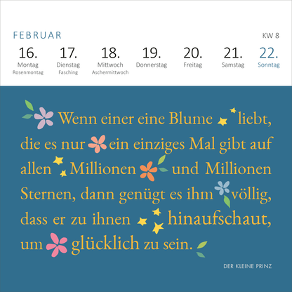 Gezeigt wird eine Innen- oder Zusatzansicht von „Mini-Wochenkalender Man sieht nur mit dem Herzen gut ... 2026“. Die Darstellung zeigt einen blauen Hintergrund mit bunten floralen Illustrationen in Pastelltönen. Der obere Bereich beinhaltet die Wochentage und das Datum in klarer, moderner Typografie. Der zentrale Text zitiert eine berühmte Passage aus „Der kleine Prinz“ in einer verspielten, handschriftlichen Schriftart, die den emotionalen Inhalt unterstreicht und zur Reflexion...