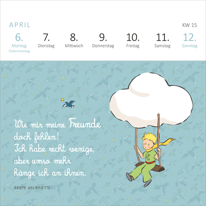 Gezeigt wird eine Innen- oder Zusatzansicht von „Mini-Wochenkalender Man sieht nur mit dem Herzen gut ... 2026“. Die Seite zeigt eine sanfte, hellblaue Hintergrundfarbe, auf der ein schwingendes Kind, der Kleine Prinz, mit gelben Haaren und einem weißen Wolken-Schutzschild zu sehen ist. Der Text in geschwungener, weißer Schrift lautet: „Wie mir meine Freunde doch fehlen! Ich habe recht wenige, aber umso mehr hänge ich an ihnen.“ Oberhalb sind die Wochentage in einer klaren, modernen...