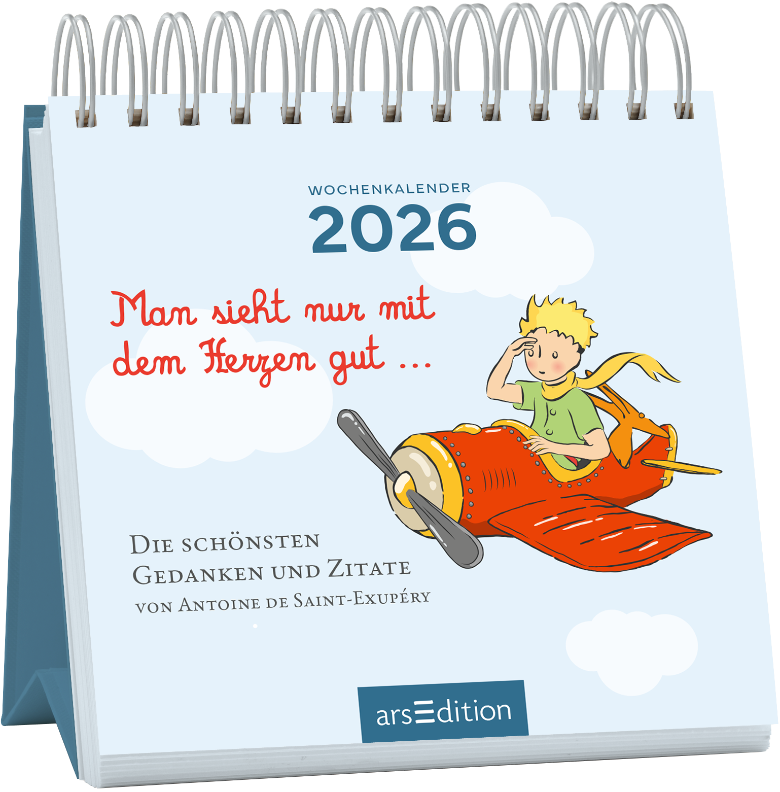 Der Kalender zeigt einen hellblauen Hintergrund mit weißen Wolken. Im Vordergrund sitzt ein junger, blonder Junge, der Kleine Prinz, in einem roten Flugzeug und schaut aufmerksam in die Ferne. Der Titel „Man sieht nur mit dem Herzen gut …“ ist in geschwungener roter Schrift dargestellt. Darunter steht: „Die schönsten Gedanken und Zitate von Antoine de Saint-Exupéry“ in klarer, schwarzer Schrift. Ganz oben ist das Jahr „2026“ zu sehen. Ganz unten mittig steht der Logoschriftzug...