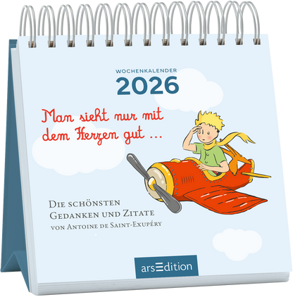 Der Kalender zeigt einen hellblauen Hintergrund mit weißen Wolken. Im Vordergrund sitzt ein junger, blonder Junge, der Kleine Prinz, in einem roten Flugzeug und schaut aufmerksam in die Ferne. Der Titel „Man sieht nur mit dem Herzen gut …“ ist in geschwungener roter Schrift dargestellt. Darunter steht: „Die schönsten Gedanken und Zitate von Antoine de Saint-Exupéry“ in klarer, schwarzer Schrift. Ganz oben ist das Jahr „2026“ zu sehen. Ganz unten mittig steht der Logoschriftzug...