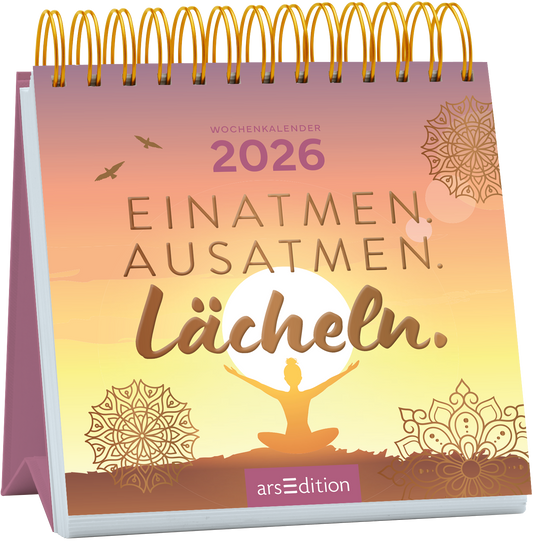 Der Wochenkalender „EINATMEN. AUSATMEN. Lächeln.“ für das Jahr 2026 präsentiert sich in sanften Pastellfarben mit einem harmonischen Verlauf von Orange zu Lila. In der Mitte ist eine meditierende Silhouette vor einer großen, stilisierten Sonne abgebildet. Dekorative Mandala-Elemente runden das Design ab. Die Schrift ist geschwungen und einladend. Ganz oben steht in Dezent der Hinweis „WOCHENKALENDER 2026“. Ganz unten mittig steht der Logoschriftzug von arsEdition.
