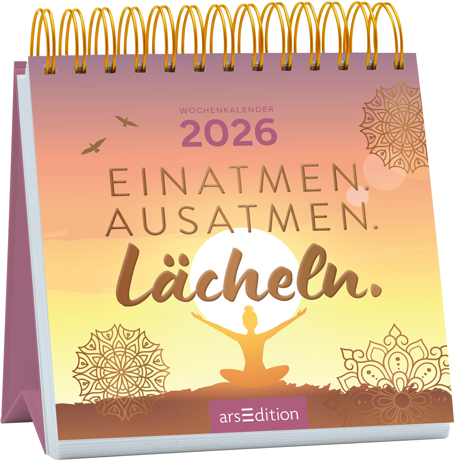 Der Wochenkalender „EINATMEN. AUSATMEN. Lächeln.“ für das Jahr 2026 präsentiert sich in sanften Pastellfarben mit einem harmonischen Verlauf von Orange zu Lila. In der Mitte ist eine meditierende Silhouette vor einer großen, stilisierten Sonne abgebildet. Dekorative Mandala-Elemente runden das Design ab. Die Schrift ist geschwungen und einladend. Ganz oben steht in Dezent der Hinweis „WOCHENKALENDER 2026“. Ganz unten mittig steht der Logoschriftzug von arsEdition.