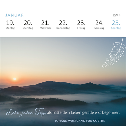 Gezeigt wird eine Innen- oder Zusatzansicht von „Mini-Wochenkalender Gelassenheit 2026“. Die Ansicht präsentiert eine sanfte Farbpalette mit überwiegend zarten Blau- und Erdtönen. Oben sind die Wochentage klar strukturiert, gefolgt von der Kalenderwoche. In der unteren Bildhälfte befindet sich ein inspirierendes Zitat von Johann Wolfgang von Goethe in dekorativer, geschwungener Typografie, ergänzt von einem zarten grafischen Element in der oberen rechten Ecke. Die harmonische...
