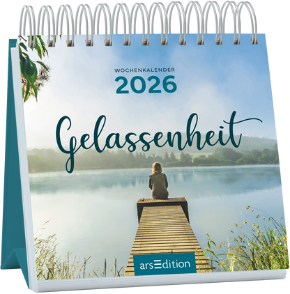 Auf dem Cover des Wochenkalenders „Gelassenheit“ 2026 sitzt eine Person auf einem Holzsteg am Ufer eines ruhigen Sees. Die sanften Farben in Blau und Grün vermitteln eine friedliche Atmosphäre. Die Schriftzüge „WOCHENKALENDER“ in eleganter Schrift und „2026“ in einfacher, serifenloser Typografie unterstreichen das harmonische Design. Der Titel „Gelassenheit“ ist in geschwungener, künstlerischer Schrift gehalten. Ganz oben mittig ist der SPIEGEL-Bestseller-Button zu sehen....