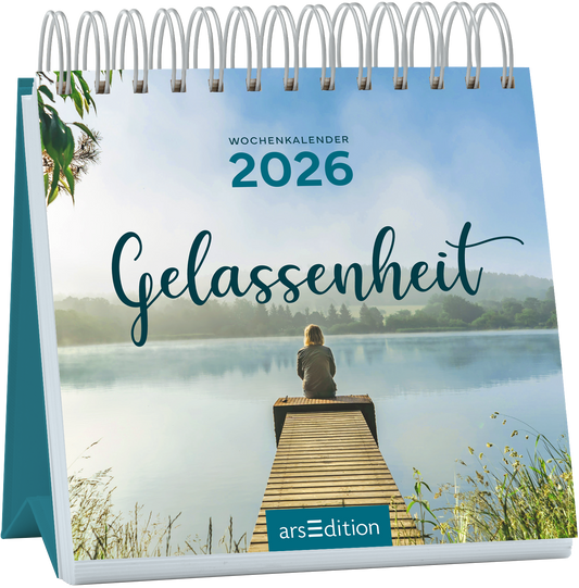 Auf dem Cover des Wochenkalenders „Gelassenheit“ 2026 sitzt eine Person auf einem Holzsteg am Ufer eines ruhigen Sees. Die sanften Farben in Blau und Grün vermitteln eine friedliche Atmosphäre. Die Schriftzüge „WOCHENKALENDER“ in eleganter Schrift und „2026“ in einfacher, serifenloser Typografie unterstreichen das harmonische Design. Der Titel „Gelassenheit“ ist in geschwungener, künstlerischer Schrift gehalten. Ganz oben mittig ist der SPIEGEL-Bestseller-Button zu sehen....