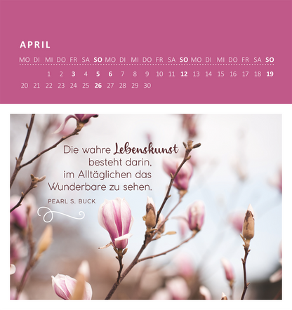 Gezeigt wird eine Innen- oder Zusatzansicht von „Wandkalender Gelassenheit für dich 2026“. Der Monat April ist mit einem sanften Lila-Hintergrund gestaltet. Oben befindet sich eine Monatsübersicht mit einem klaren, weißen Schriftzug. Im unteren Bereich ist ein Foto von Magnolienblüten zu sehen, umrahmt von zarten Ästen. Darunter steht das Zitat „Die wahre Lebenskunst besteht darin, im Alltäglichen das Wunderbare zu sehen“ in einer eleganten, geschwungenen Schrift, gefolgt von der...