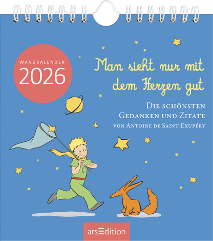 Der Wandkalender mit dem Titel „Man sieht nur mit dem Herzen gut“ zeigt auf einem sanften blauen Hintergrund die Figur des kleinen Prinzen, die von einem kleinen Fuchs begleitet wird. Um sie herum sind leuchtende Sterne und ein Planet abgebildet. Die Titeltypografie ist verspielt und geschwungen, in hellem Gelb gehalten. Ein roter Button oben links trägt die Aufschrift „WANDKALENDER 2026“. Ganz unten mittig steht der Logoschriftzug von arsEdition.