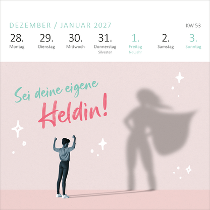 Gezeigt wird eine Innen- oder Zusatzansicht von „Mini-Wochenkalender Für eine tolle Frau wie dich 2026“. Der Kalender zeigt eine hellrosa Hintergrundfarbe mit den Wochenübersichten für Dezember 2026 und Januar 2027. In der Mitte steht der inspirierende Spruch „Sei deine eigene Heldin!“ in frischem Türkis und kräftigem Pink. Eine Silhouette einer Heldin mit Umhang ist im Hintergrund zu sehen. Die Wochentage sind in klarer, heller Typografie abgebildet, was den insgesamt positiven...