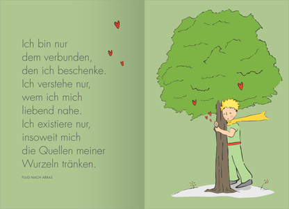 Gezeigt wird eine Innen- oder Zusatzansicht von „Buchkalender Man sieht nur mit dem Herzen gut 2026“. Die Seite ist in sanften Grüntönen gehalten. Links steht ein gedruckter Text in klarer, gut lesbarer Typografie, der eine poetische Botschaft vermittelt. Rechts ist eine Illustration eines Kindes, das einen großen Baum umarmt, während Herzen um den Baum schweben. Die gesamte Komposition strahlt Wärme und Verbundenheit aus.