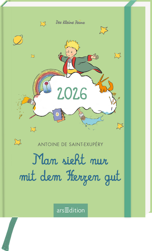 Das Buchcover zeigt einen sanften grünen Hintergrund mit einem fröhlichen, kindlichen Illustrationsstil. Im Mittelpunkt steht der kleine Prinz, der mit ausgestreckten Armen auf einer Wolke steht. Darauf sind verschiedene Symbole wie Sterne und Bücher zu sehen. Die Jahreszahl „2026“ ist prominent platziert. Der Titel „Man sieht nur mit dem Herzen gut“ ist in geschwungener blauer Schrift hervorgehoben. Ganz oben ist der Autorennamen Antoine de Saint-Exupéry zu lesen. Ganz unten mittig...