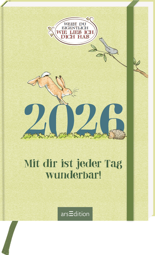Das Buchcover ist in einem sanften, hellgrünen Farbton gehalten. In der Mitte springt ein niedlicher Hase über den Jahreszahl „2026“, die in großen, blauen Ziffern dargestellt ist. Darunter steht der Schriftzug „Mit dir ist jeder Tag wunderbar!“ in einer verspielten Schriftart. Oberhalb des Hasen befindet sich eine Sprechblase mit dem Text „WEISST DU EIGENTLICH WIE LIEB ICH DICH HAB“. Ganz unten mittig steht der Logoschriftzug von arsEdition.