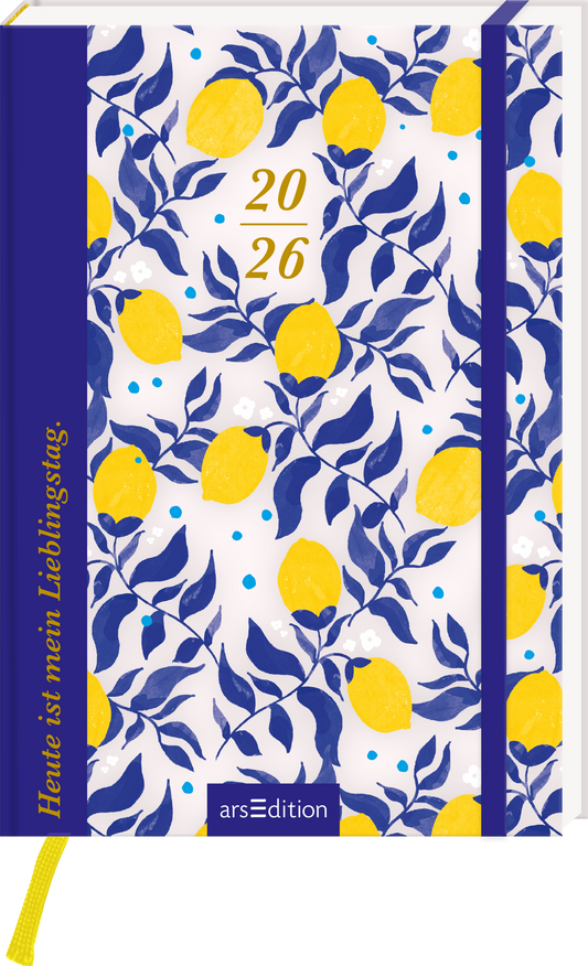 Das Buchcover zeigt ein florales Muster auf weißem Hintergrund, dominiert von blauen Blättern und gelben Zitronen. In der Mitte prangt die Jahreszahl „20/26“ in leicht geschwungener typografischer Schrift. Am unteren Rand ist in goldener Schrift der Satz „Heute ist mein Lieblingsstag.“ zu lesen. Die Farben vermitteln eine fröhliche, sonnige Atmosphäre. Ganz unten mittig steht der Logoschriftzug von arsEdition.