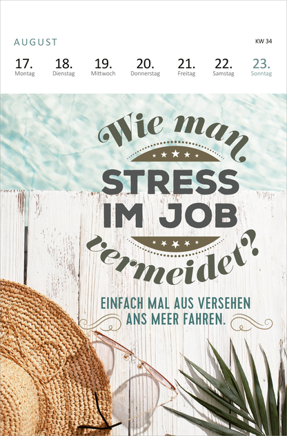 Gezeigt wird eine Innen- oder Zusatzansicht von „Wochenkalender Ich wär jetzt fertig mit dem Tag, kann der weg? 2026“. Die Gestaltung zeigt eine helle, freundliche Farbpalette mit Türkis- und Sandtönen. Im oberen Bereich sind die Wochentage und das Datum in klarer, moderner Typografie abgebildet. Zentral platziert ist die Frage „Wie man STRESS IM JOB vermeidet?“ in auffälliger, großer Schrift. Darunter steht in kleinerer Schrift: „Einfach mal aus Versehen ans Meer fahren.“...