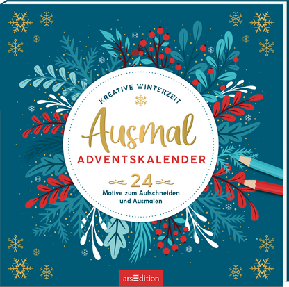 Auf dem Buchcover eines Ausmal-Adventskalenders ist ein kräftiges Blau als Hintergrundfarbe zu sehen, das mit bunten, festlichen Pflanzenmotiven in rot und grün geschmückt ist. In der Mitte befindet sich ein runder, weißer Bereich mit dem Titel „Ausmal ADVENTSKALENDER“ in verspielter Goldschrift. Darunter steht „24 Motive zum Aufschneiden und Ausmalen“. Oben prangt der Schriftzug „KREATIVE WINTERZEIT“. Ganz unten mittig steht der Logoschriftzug von arsEdition.