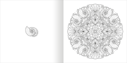 Gezeigt wird eine Innen- oder Zusatzansicht von „Mandala-Zauber – Am Meer“. Die Abbildung zeigt eine große, runde Mandala-Gestaltung, die von symmetrischen Muschelmustern und fließenden, organischen Linien geprägt ist. Links ist ein kleineres Motiv in Form einer Muschel abgebildet, das ebenfalls in feinen Details gestaltet ist.