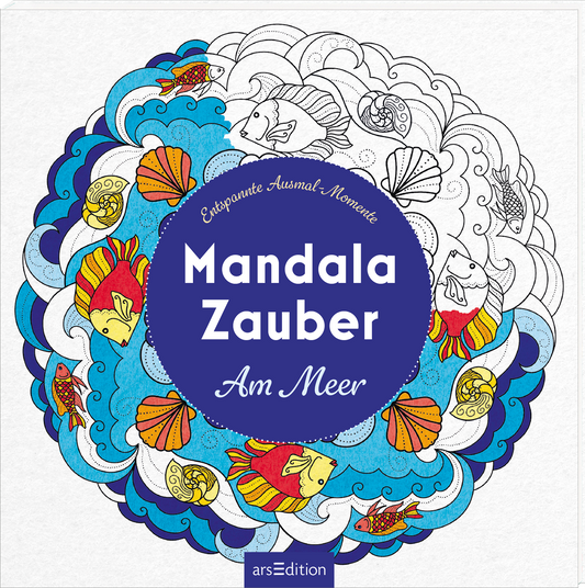 In der Mitte des 3D-Covers steht der Titel „Mandala Zauber Am Meer“ in großer, weißer Schrift auf einem runden, dunkelblauen Hintergrund. Der Hintergrund zeigt ein lebhaftes Meeresszenario mit bunten Fischen, Muscheln und Wellen in Blau- und Gelbtönen, die eine entspannende Atmosphäre vermitteln. Ein Viertel des Mandalas ist noch nicht ausgemalt. Oben ist der Untertitel „Entspannende Ausmal-Momente“ in einer schmalen, verschnörkelten Schrift platziert. Ganz unten mittig steht der...