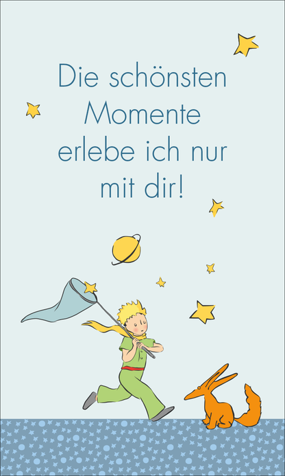 Gezeigt wird eine Innen- oder Zusatzansicht von „Man sieht nur mit dem Herzen gut. 24 kleine Botschaften für dich“. Die Illustration zeigt einen kleinen Jungen mit einer blauen Kapuze, der mit einem Netz und einem Fuchs spielt. Der Hintergrund ist in zartem Blau gehalten, mit leuchtend gelben Sternen und einem Planeten. Die Schrift ist in einer sanften, geschwungenen Typografie gehalten und präsentiert den Text „Die schönsten Momente erlebe ich nur mit dir!“ in einem warmen,...