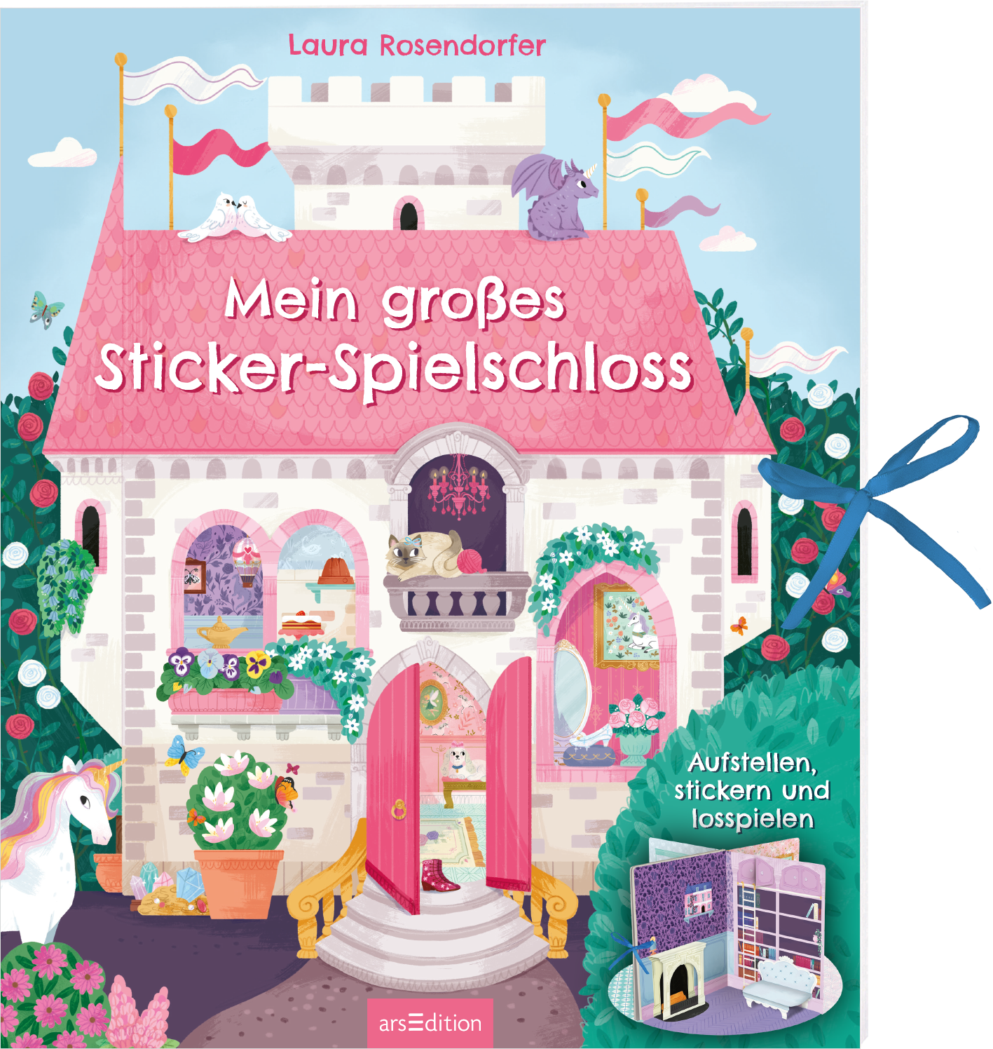 Das Cover zeigt ein fantasievolles, rosa Schloss mit einer geschmackvollen Dachgestaltung und bunten Wimpeln. Vor dem Schloss sind bunte Blumen und eine einladende Haustür mit einem Türbogen zu sehen. Im Inneren sind verschiedene Spielräume erkennbar, die mit Spielsachen und liebevollen Details dekoriert sind. Der Titel „Mein großes Sticker-Spiels Schloss“ ist in freundlicher, großer Schrift platziert. Ganz unten mittig steht der Logoschriftzug von arsEdition.