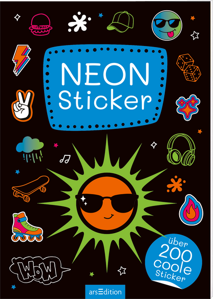 Das Buchcover zeigt einen dunklen Hintergrund, auf dem bunte und verspielte Neon-Aufkleber abgebildet sind. In der Mitte befindet sich eine sonnige Figur mit Sonnenbrille, umgeben von grünen Strahlen. Der Titel „NEON Sticker“ ist in leuchtendem Blau geschrieben und hebt sich deutliche ab. Unterhalb des Titels steht der Hinweis „über 200 coole Sticker“ in Weiß. Ein orangefarbener Daumen-hoch-Emoji und weitere Illustrationen wie Roller und Musiknoten runden das Cover ab. Ganz unten...