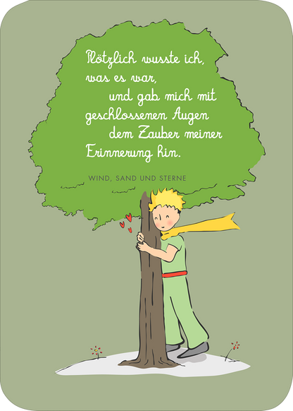 Gezeigt wird eine Innen- oder Zusatzansicht von „Der Kleine Prinz. Geburtstagskalender“. Auf einem sanften grünen Hintergrund steht der Text: „Plötzlich wusste ich, was es war, und gab mich mit geschlossenen Augen dem Zauber meiner Erinnerung hin.“ Darunter sind Illustrationen eines Jungen mit blonden Haaren, der einen Baum umarmt, sowie kleine Herzen. Die handschriftliche Typografie ist freundlich und wirkt verspielt, während die Farben harmonisch und einladend sind.