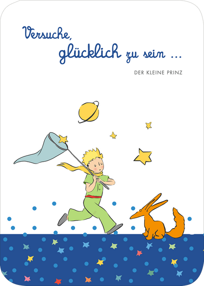 Gezeigt wird eine Innen- oder Zusatzansicht von „Der Kleine Prinz. Geburtstagskalender“. Auf einem hellen Hintergrund läuft der kleine Prinz mit einem Netz in der Hand. Neben ihm sitzt ein orangefarbenes Fuchs. Der Text „Versuche, glücklich zu sein …“ steht in blauer Schrift über der Illustration. Die untere Hälfte des Kalenders ist in einem tiefblauen Farbton gehalten und mit bunten, kleinen Sternen verziert, die dem Bild Lebhaftigkeit verleihen.