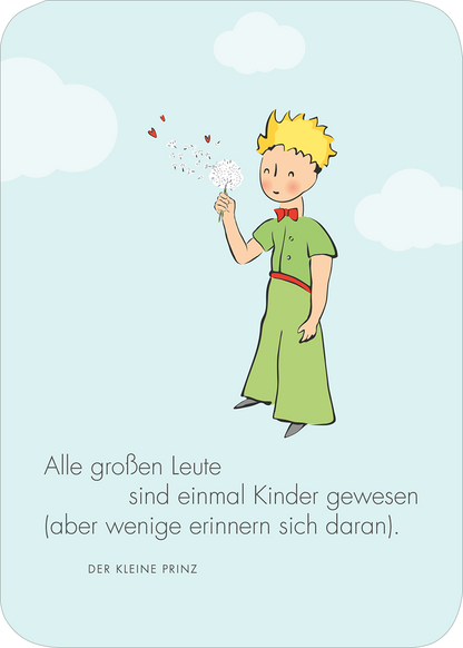 Gezeigt wird eine Innen- oder Zusatzansicht von „Der Kleine Prinz. Geburtstagskalender“. Die Illustration zeigt den kleinen Prinzen in einem hellen, luftigen Farbton, umgeben von Wolken. Er trägt ein grünes Gewand mit einem roten Gürtel und eine rote Schleife. In seiner Hand hält er eine Staubwolke, aus der Herzen fliegen. Schriftzug in klarer, freundlicher Typografie: „Alle großen Leute sind einmal Kinder gewesen (aber wenige erinnern sich daran).“