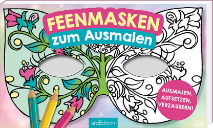 Auf dem Cover ist eine große, farbenfrohe Feenmaske abgebildet, die von floralen Mustern umgeben ist. Die Hauptfarben sind sanfte Töne in Weiß, Grün und Rosa. Der Titel „FEENMASKEN“ erscheint in markantem Pink, während „zum Ausmalen“ in leuchtendem Blau darunter steht. Daneben sind Buntstifte in verschiedenen Farben positioniert. Oben rechts befindet sich ein runder Button mit dem Text „AUSMALEN, AUFSETZEN, VERZAUBERN!“. Ganz unten mittig steht der Logoschriftzug von arsEdition.