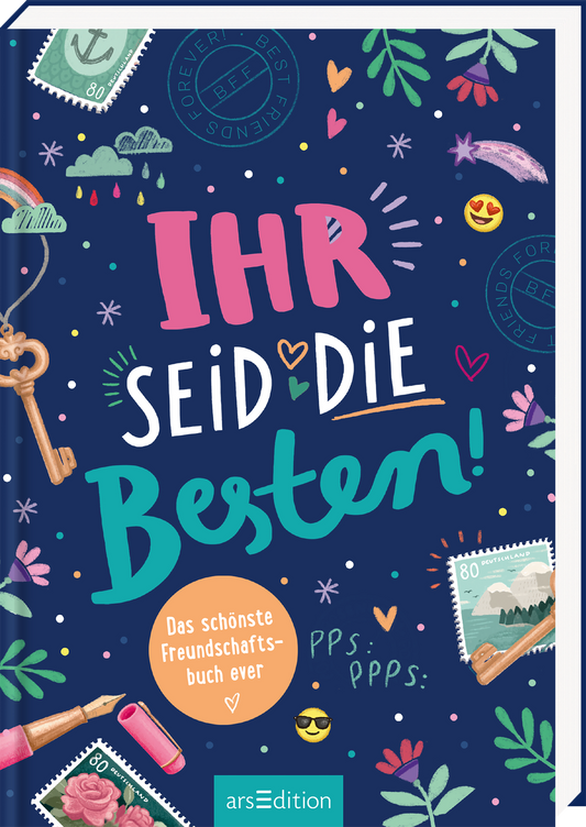 Das Cover hat einen dunkelblauen Hintergrund, auf dem in farbigen Buchstaben der Titel „Ihr seid die Besten!“ steht. Die Wörter „Ihr“ und „Besten!“ heben sich durch eine auffällige, pinke bzw. türkise Schrift ab. Unterhalb dieser Schrift ist ein orangefarbener Kreis mit dem Text „Das schönste Freundschaftsbuch ever“. Verschiedene Illustrationen, darunter Schlüssel, Herzen und Pflanzen, umrahmen die Hauptschrift und verleihen dem Cover eine fröhliche Atmosphäre. Ganz unten...