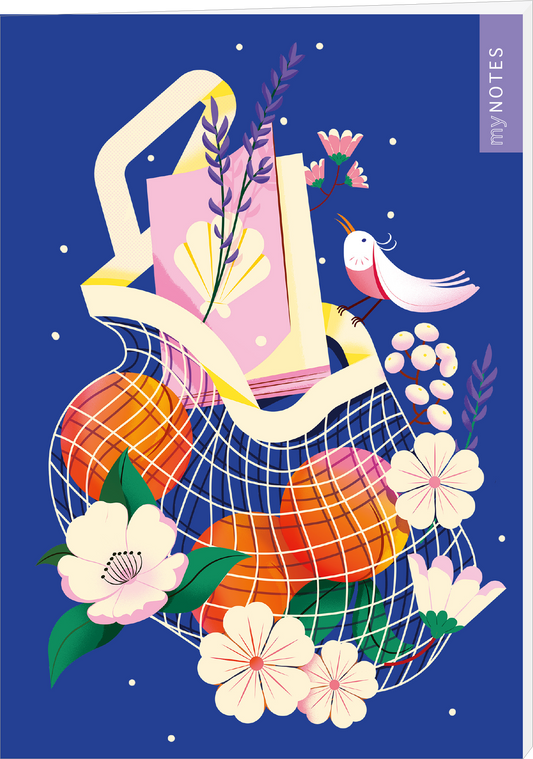Das Buchcover zeigt eine stilisierte Einkaufstasche, die mit orangefarbenen Früchten gefüllt ist. Darüber schwebt eine zarte, weiße Vogelillustration und bunte Blumen, die das Design lebendig wirken lassen. Der Hintergrund ist in einem kräftigen Blauton gehalten. Links oben befindet sich der Schriftzug „my NOTES“ in einer modernen, klaren Typografie. Die fröhliche und einladende Atmosphäre des Covers wird durch die harmonischen Farben unterstrichen. Ganz unten mittig steht der...
