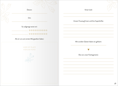 Gezeigt wird eine Innen- oder Zusatzansicht von „Für immer wir beide“. Die Seite ist in sanften, hellen Farben gehalten und enthält ansprechende, minimalistische grafische Elemente in Form von Blättern. Auf der linken Seite sind Bereiche für Datum, Ort und persönliche Notizen in eleganter, gut lesbarer Schrift gestaltet, während Platz für ein Foto ausgewiesen ist. Die rechte Seite bietet Zeilen für Liedtitel und Erinnerungen an die Feier, akzentuiert durch eine herzförmige...