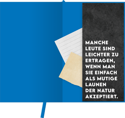 Gezeigt wird eine Innen- oder Zusatzansicht von „Böse Sprüche Notizbuch A6: Geh weg.“. Die Seite zeigt eine große, kräftige Typografie in Weiß auf schwarzem Hintergrund, die den Spruch „Manche Leute sind leichter zu ertragen, wenn man sie einfach als mutige Launen der Natur akzeptiert.“ präsentiert. Im Hintergrund sind blaue und graue Farbtöne zu sehen, begleitet von einem Blatt Papier und einem Notizblock, die hinzugefügt wurden.
