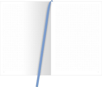 Gezeigt wird eine Innen- oder Zusatzansicht von „myNOTES Papeterie: Notizbuch A4 Cottage Style: Find me in the Flowers“. Die Doppelseite zeigt ein unbeschriebenes Blatt mit einem feinen Punktraster in gedämpfter, heller Farbe. Die Seiten sind in schlichtem Weiß gehalten, das eine klare und freundliche Optik vermittelt. Ein markanter blauer Lesezeichenband hebt sich dezent ab und bietet praktische Funktionalität. Die Typografie ist schlicht und modern, ideal für Notizen oder kreative...