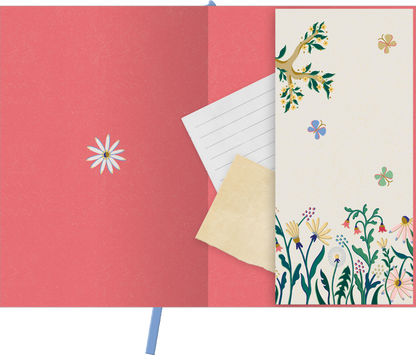 Gezeigt wird eine Innen- oder Zusatzansicht von „myNOTES Papeterie: Notizbuch A4 Cottage Style: Find me in the Flowers“. Der Innendeckel präsentiert sich in einem sanften Rosa, geschmückt mit einer dezenten, weißen Margerite. Auf der gegenüberliegenden Seite sind florale Illustrationen in lebendigen Farben, darunter Gelb, Grün und Blau dargestellt, die eine fröhliche, natürliche Atmosphäre erzeugen. Zusätzliche Blätter in Creme mit linierten Notizen und einer kleinen, beige...