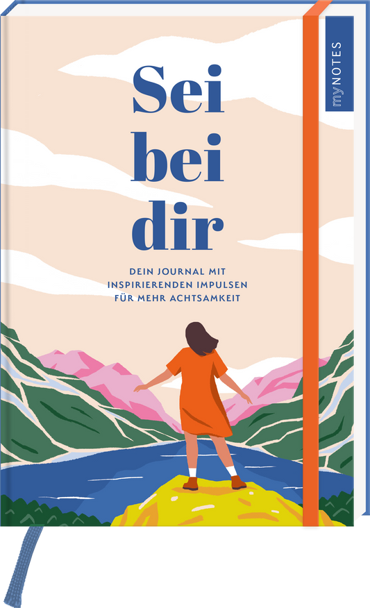 Auf dem Buchcover ist eine stilisierte Landschaft mit sanften Hügeln und einem Fluss zu sehen. In der Mitte steht eine Figur in einem roten Kleid, die auf einen gewellten Bergblick schaut. Der Titel „Sei bei dir“ ist in großen, blauen Buchstaben oberhalb der Figur platziert. Darunter steht der Untertitel „Dein Journal mit inspirierenden Impulsen für mehr Achtsamkeit“ in kleineren Schriftarten. Oben rechts ist der Schriftzug „my NOTES“ zu erkennen. Ganz unten mittig steht der...